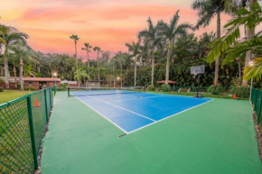 Huge Tennis Court Villa, Indoor Pool, Fire Pit, Amazing Backyard
